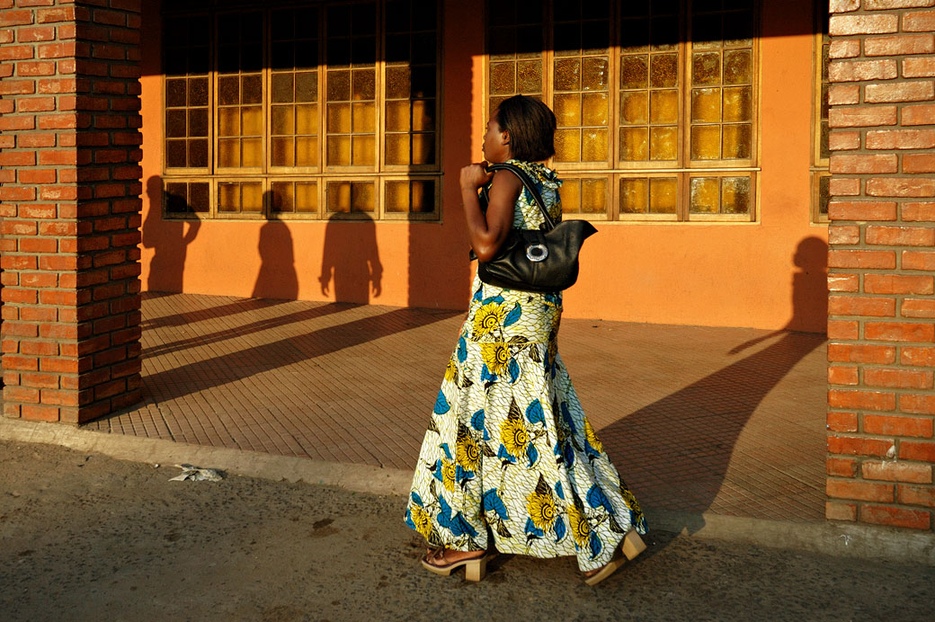 Jeune femme dans une rue de Livingstone, Zambie