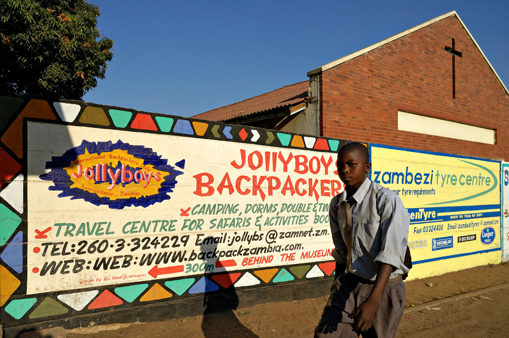 Église et publicité dans une rue de Livingstone, Zambie