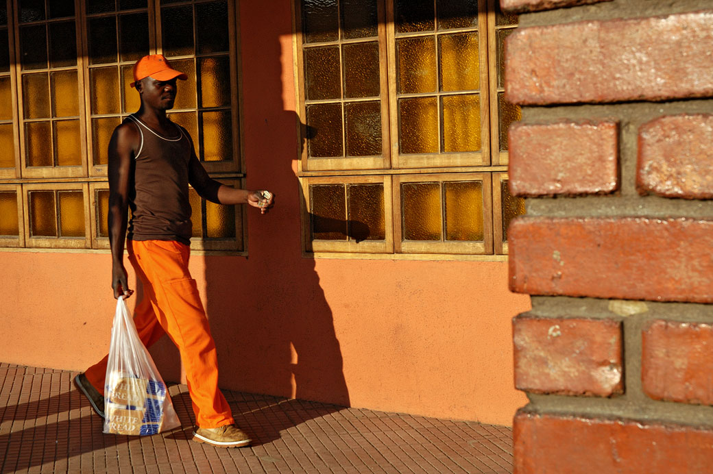 Jeune homme avec un sac de courses à Livingstone, Zambie