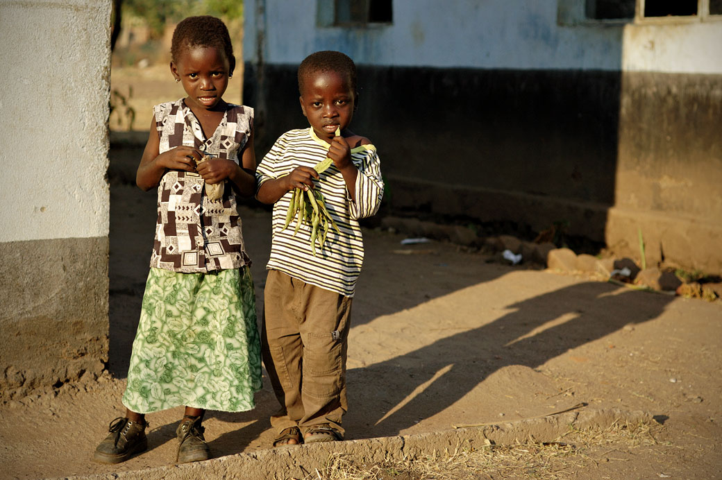 Deux enfants au village de Kawaza, Zambie