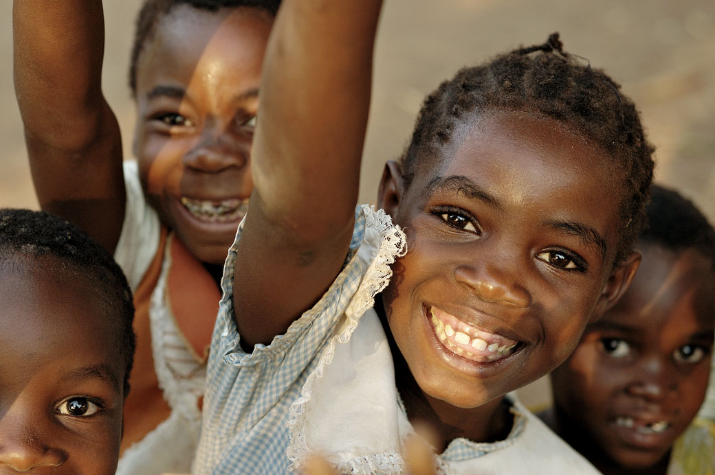 Sourires et joie des enfants au village de Kawaza, Zambie