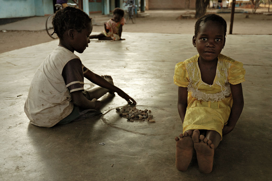 Jeu d'enfants dans le village de Kawaza, Zambie