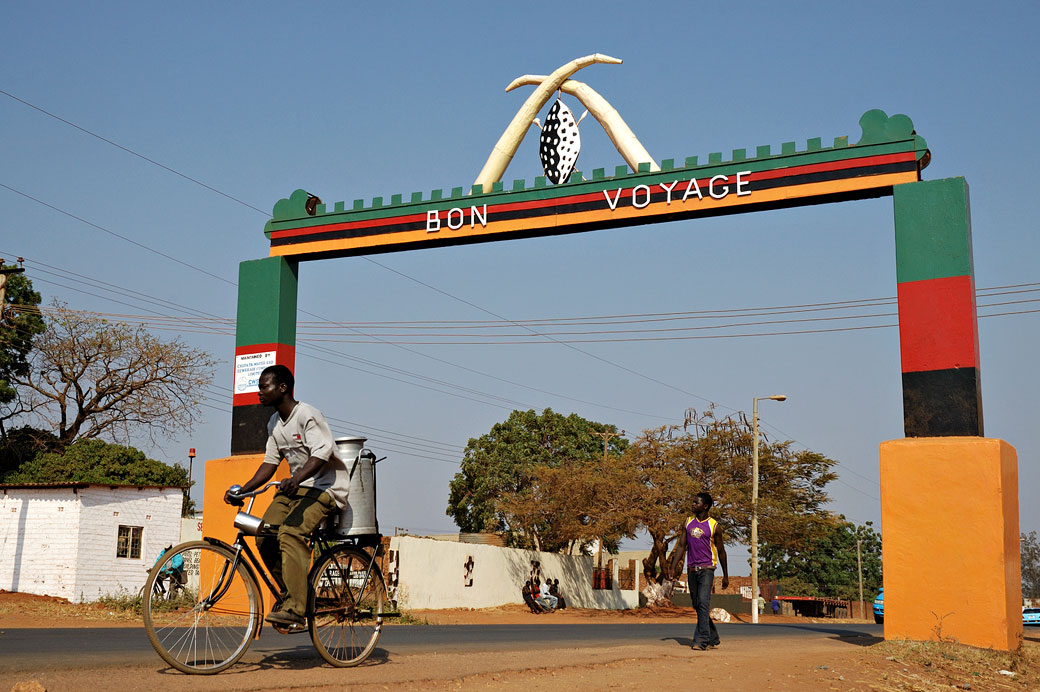 Scène de rue et arche bon voyage à Chipata, Zambie