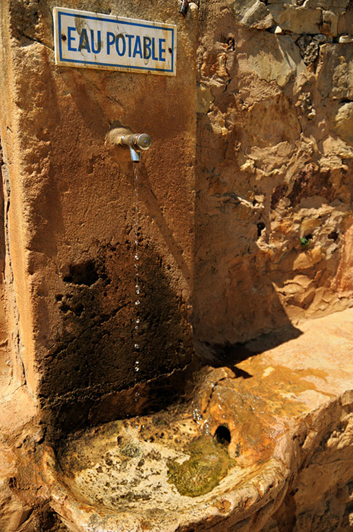 Fontaine d'eau potable à Roussillon, France