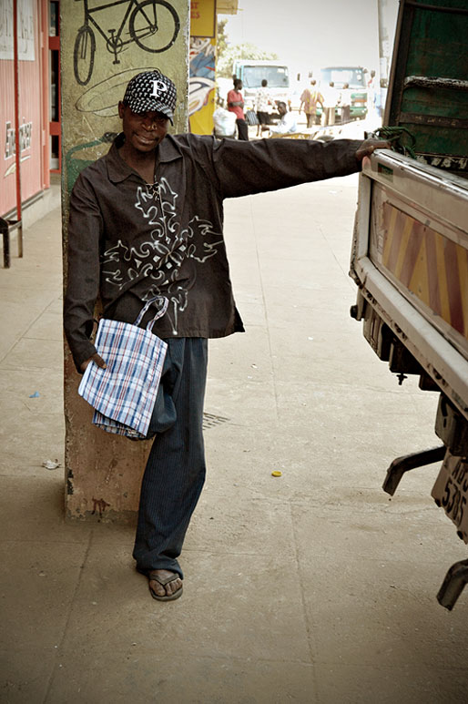Jeune homme et son camion à Lusaka, Zambie