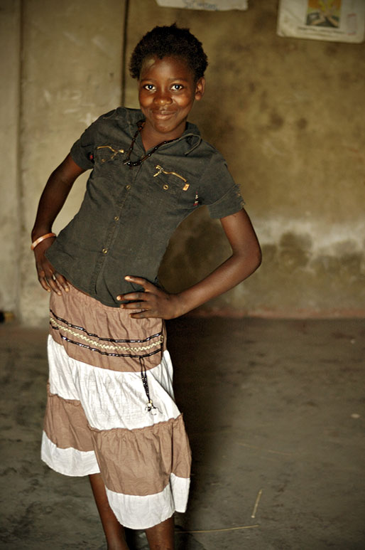 Jeune écolière fière dans sa classe, Zambie