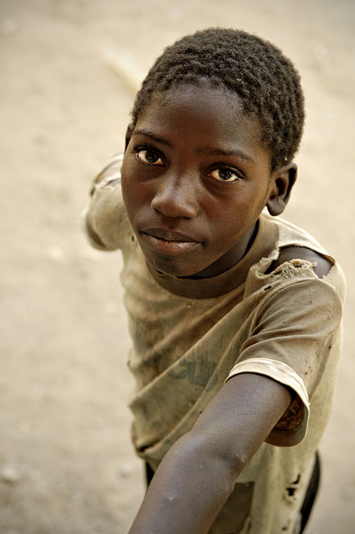 Garçon avec un regard perçant dans le village de Kawaza, Zambie