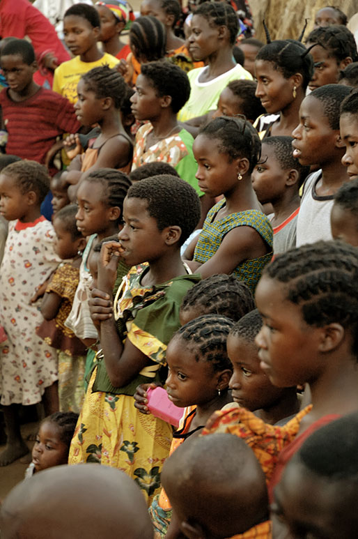 Foule et visages au village de Kawaza, Zambie