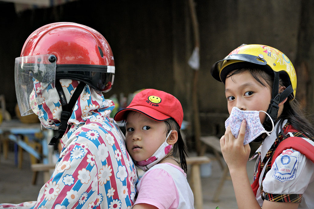 Maman et enfants sur un scooter au nord du Vietnam