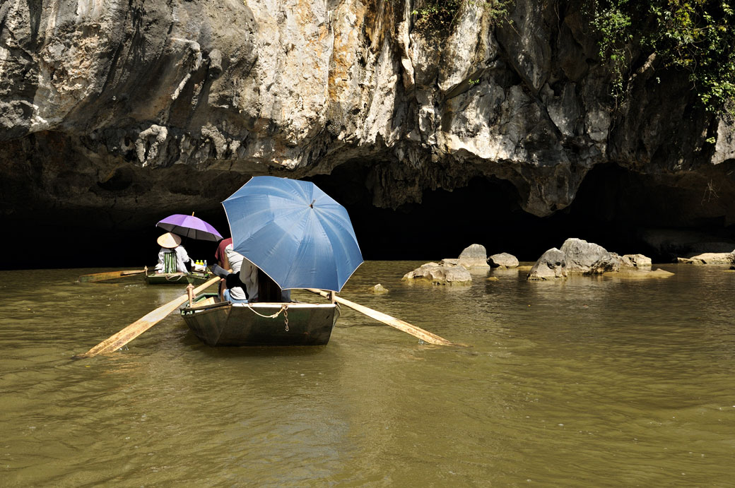 Barques à l'entrée d'une grotte de Tam Coc, Vietnam