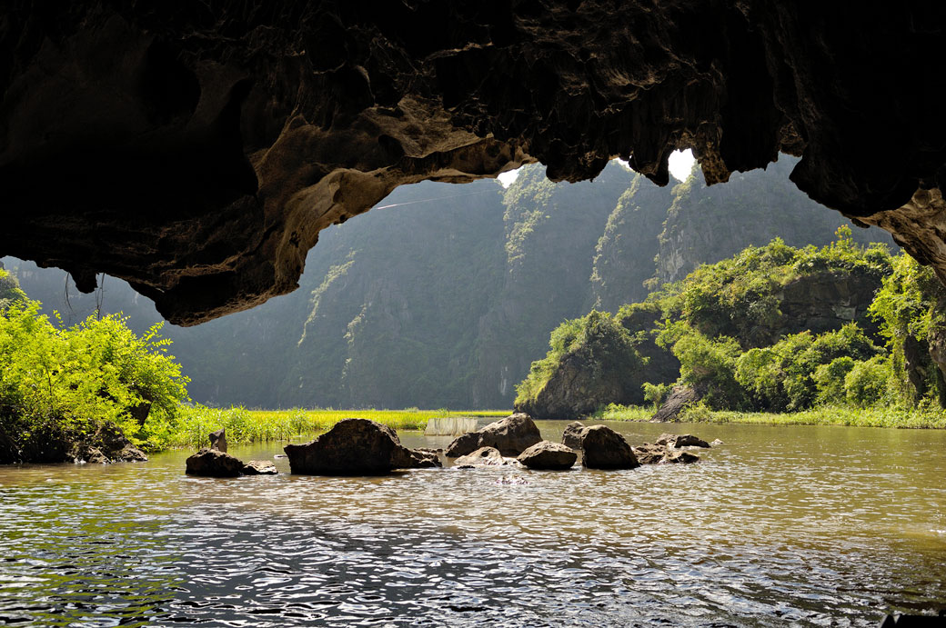 Une des trois grottes de Tam Coc, Vietnam