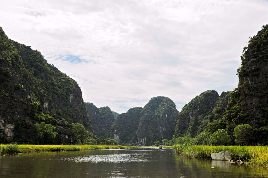Rivière Ngo Dong et pics karstiques à Tam Coc, Vietnam