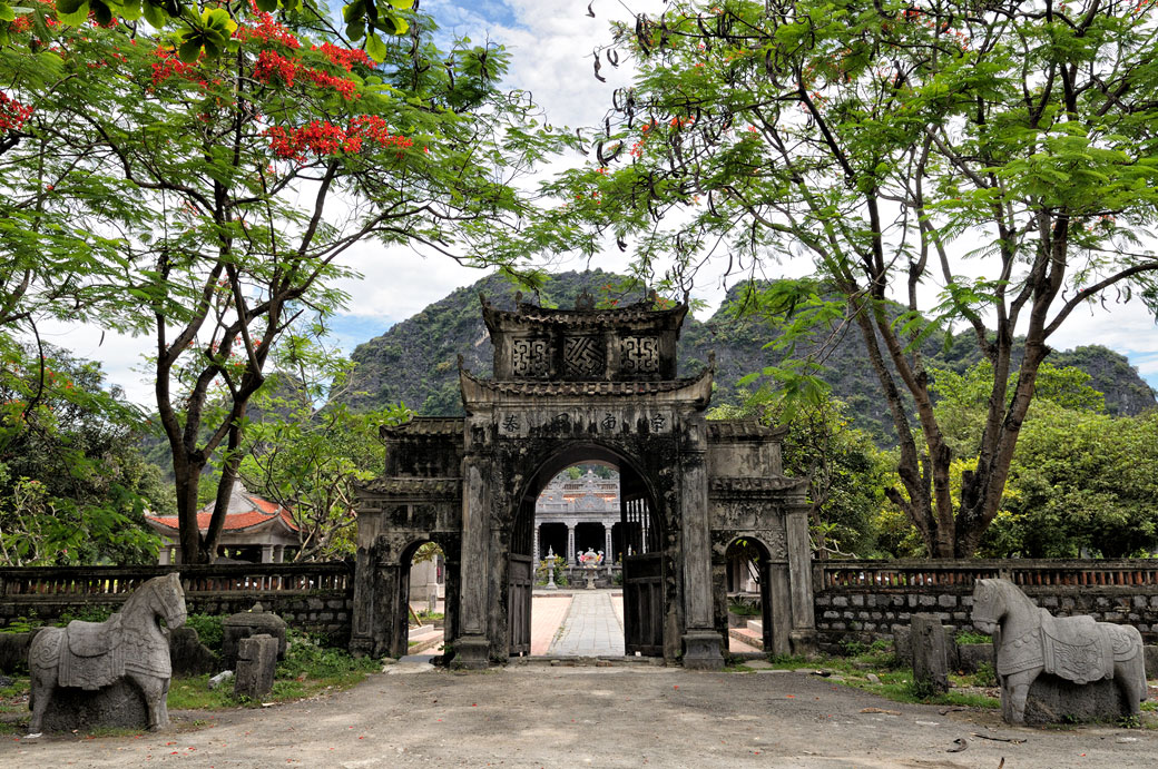 Entrée du temple de Thai Vi à Tam Coc, Vietnam