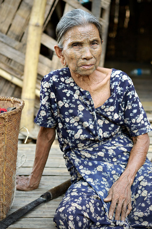 Grand-mère Chin tatouée sur le visage, Birmanie