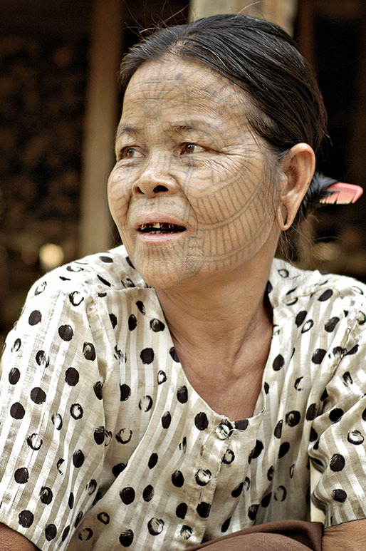 Femme Chin et son tatouage en toile d'araignée, Birmanie