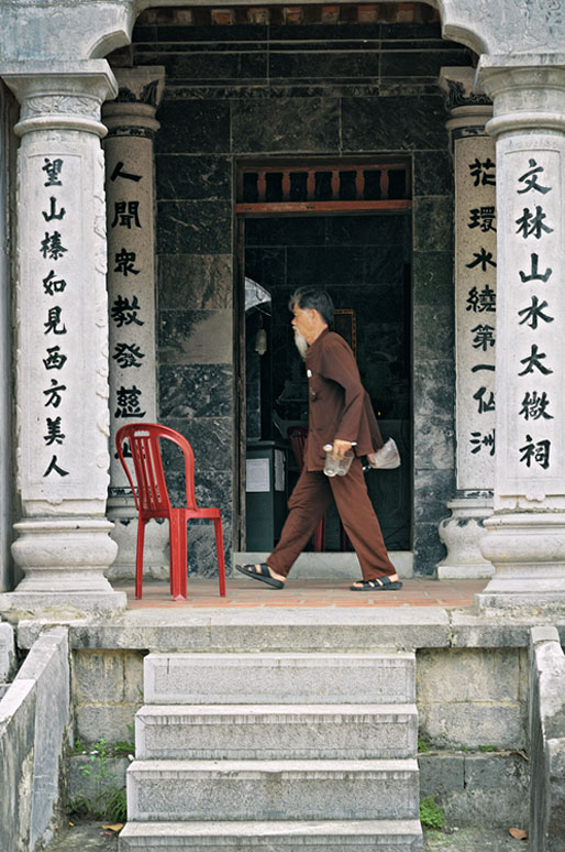 Vieil homme au temple de Thai Vi à Tam Coc, Vietnam