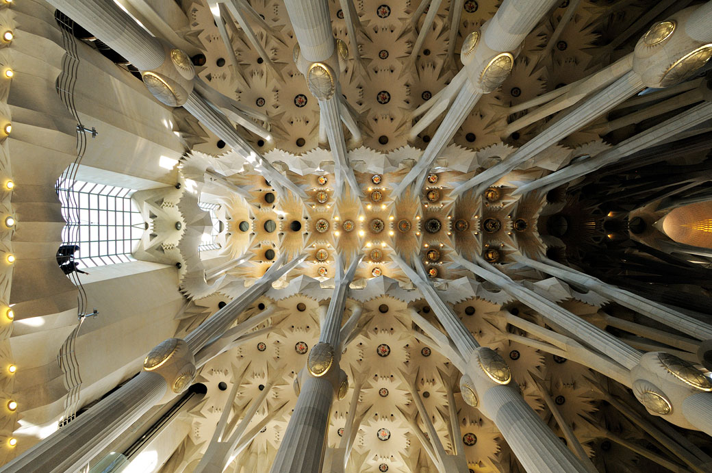 Colonnes et plafond de la nef centrale de la Sagrada Família