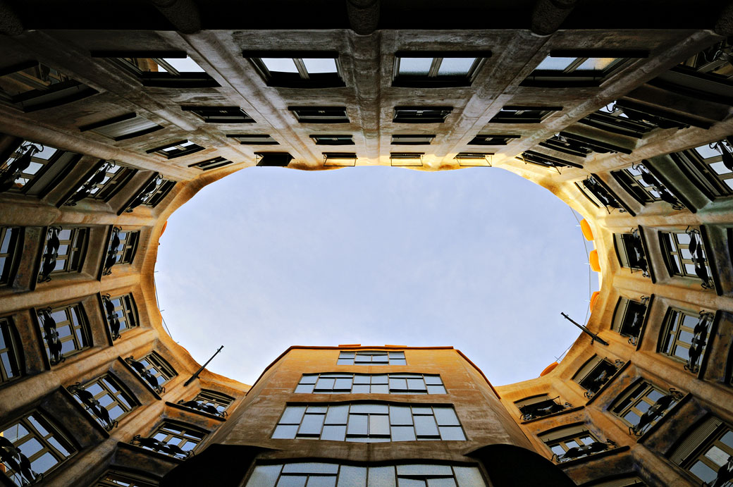 Cour intérieur de la Casa Milà à Barcelone, Espagne