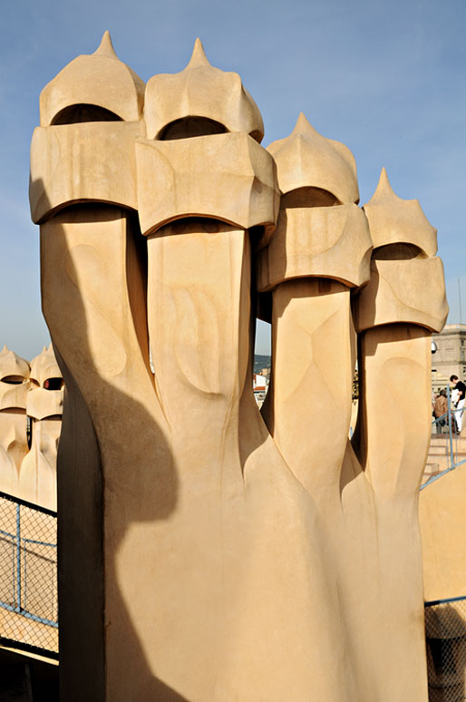 Cheminées sur le toit de la Casa Milà à Barcelone