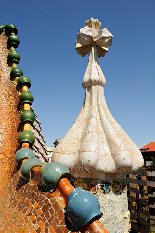 Croix gaudienne et détail de la toiture de la Casa Batlló