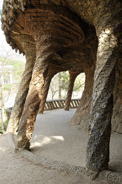 Un des viaducs du parc Güell à Barcelone, Espagne