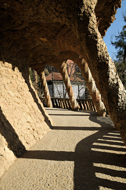 Un viaduc et ses colonnes au Parc Güell de Barcelone, Espagne