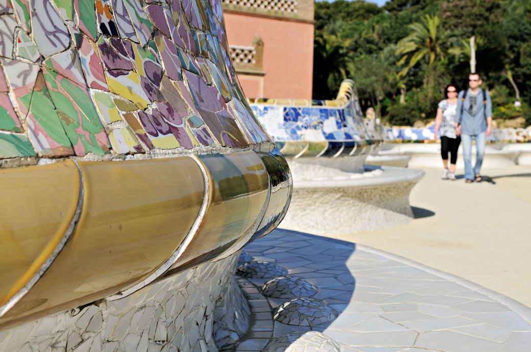 Banc de forme ondulée sur la terrasse du Parc Güell à Barcelone