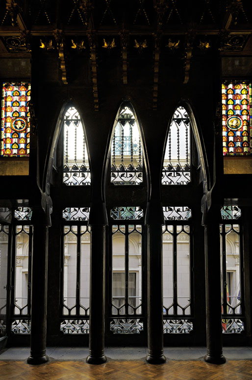 Arches et colonnes à l'intérieur du Palais Güell de Barcelone