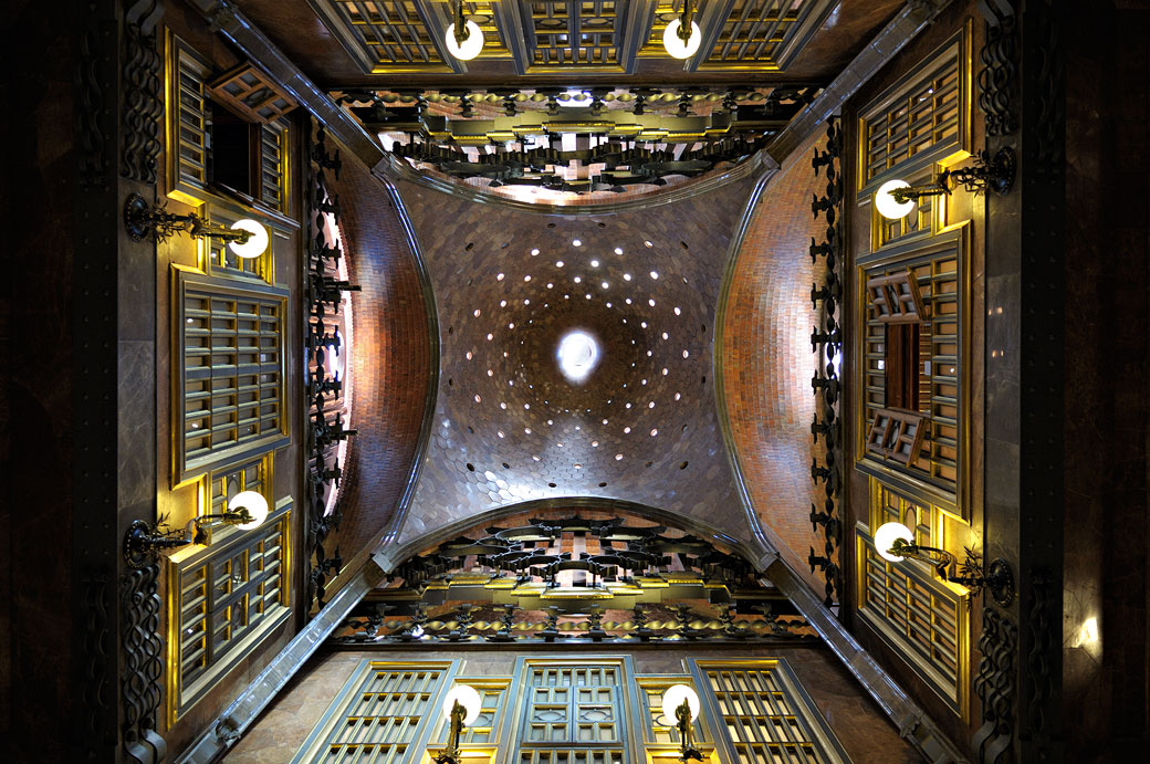 Plafond du Palais Güell à Barcelone, Espagne