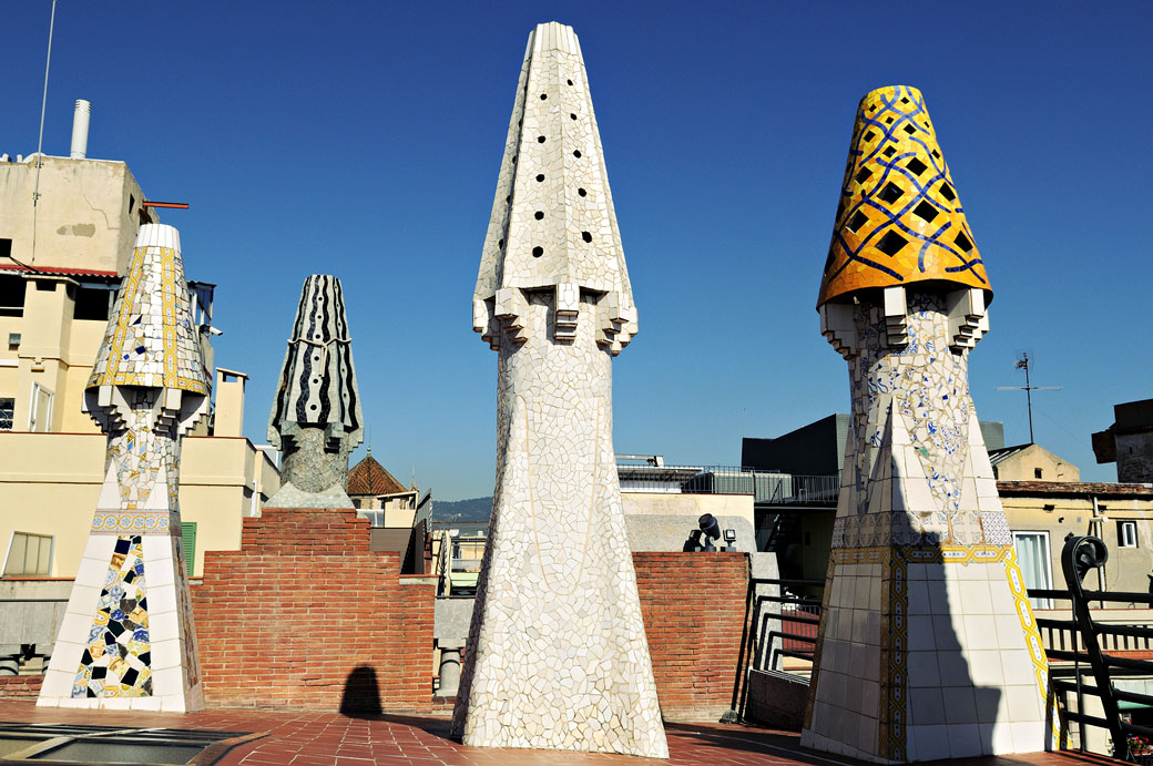 Cheminées étranges sur le toit du Palais Güell à Barcelone