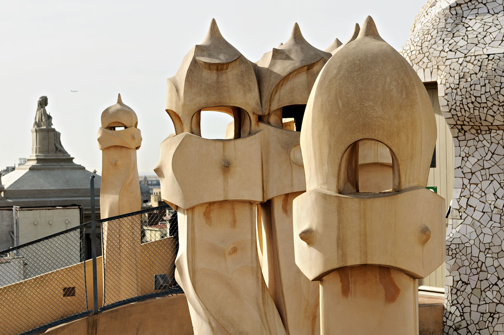 Cheminées sentinelles sur le toit de la Casa Milà à Barcelone