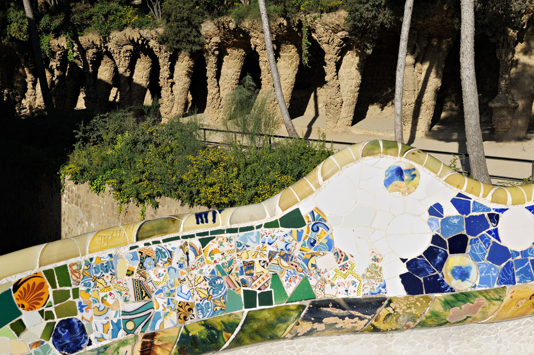 Banc ondulé et viaduc au parc Güell de Barcelone