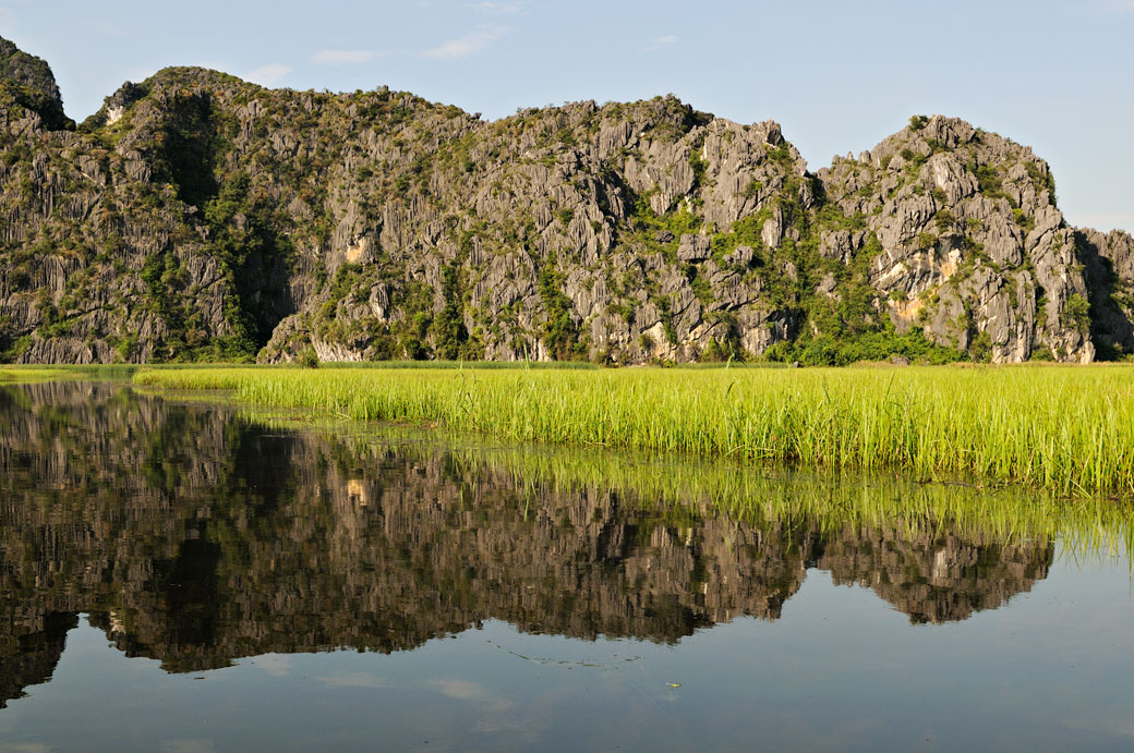 Réflexion des montagnes à la réserve de Van Long, Vietnam