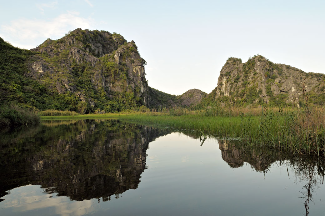 Paysage montagneux dans la réserve de Van Long, Vietnam