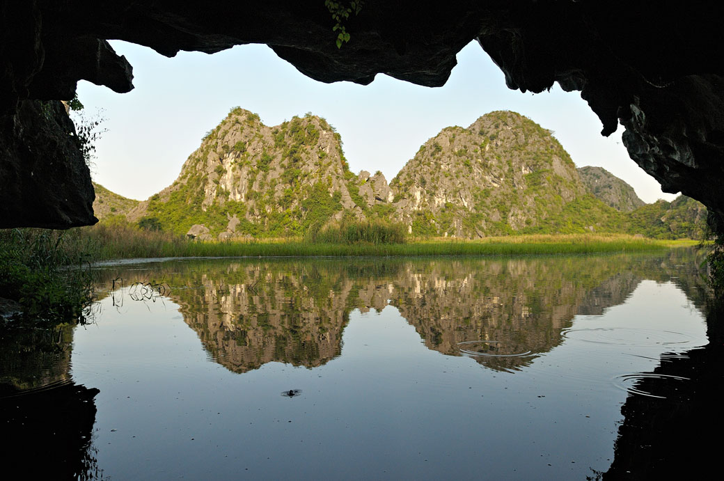 Grotte et montagnes dans la réserve de Van Long, Vietnam