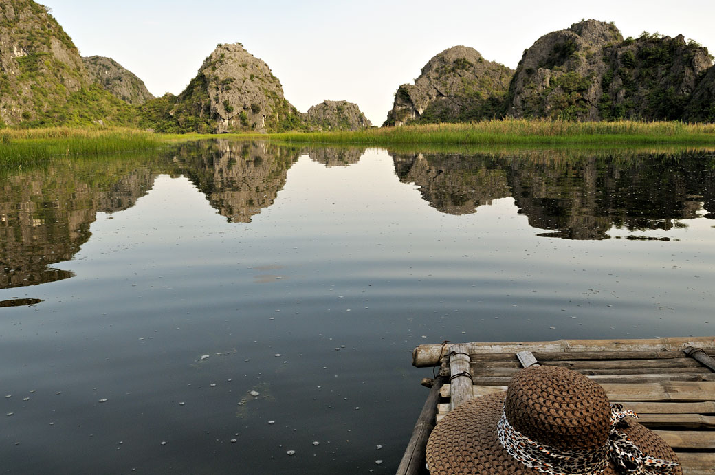 Chapeau sur une barque dans la réserve de Van Long, Vietnam