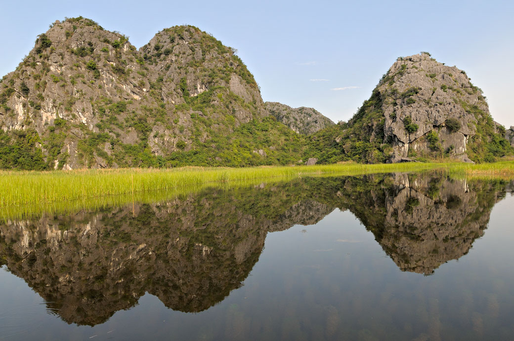 Reflet de montagnes dans la réserve de Van Long, Vietnam