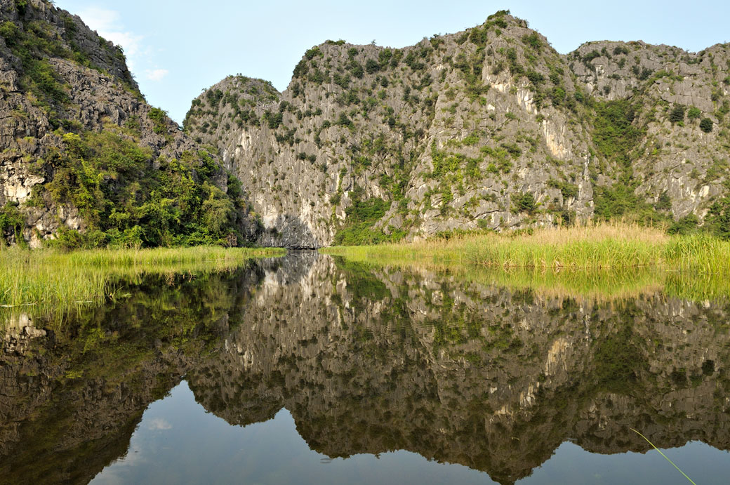 Miroir et montagnes dans la réserve de Van Long, Vietnam