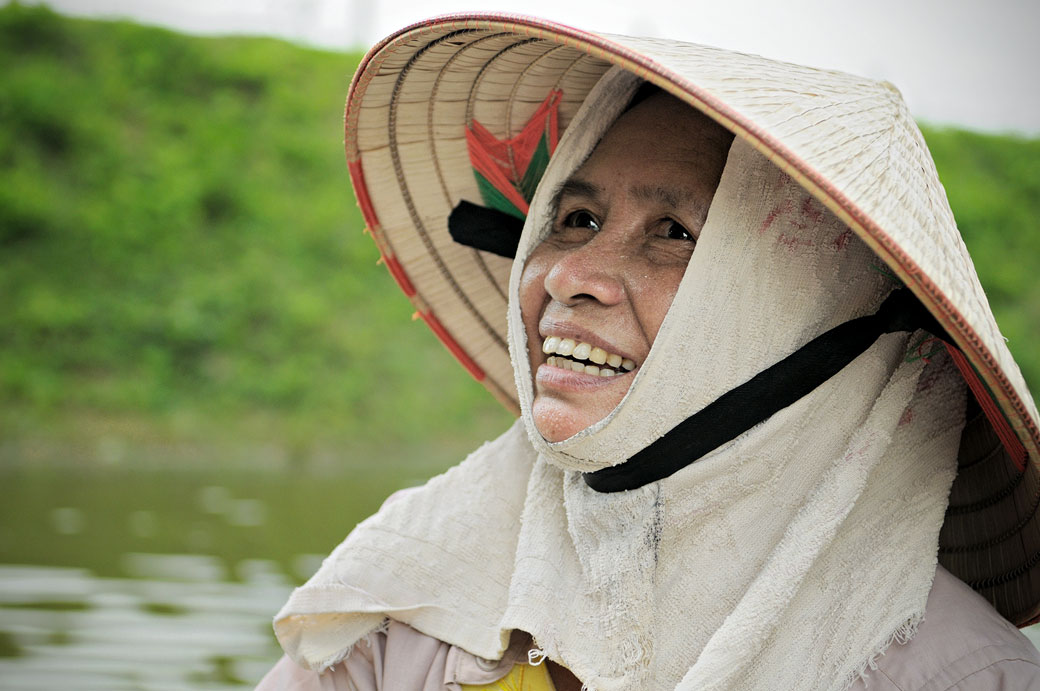 Portrait d'une rameuse de la réserve de Van Long, Vietnam