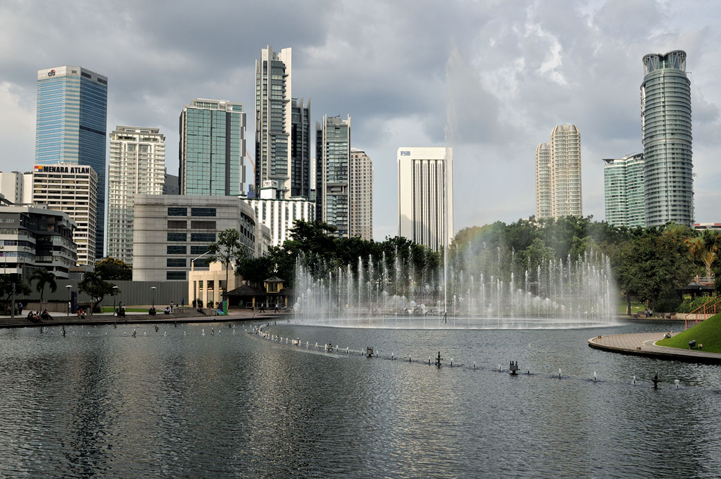 Fontaines et immeubles au parc KLCC de Kuala Lumpur, Malaisie