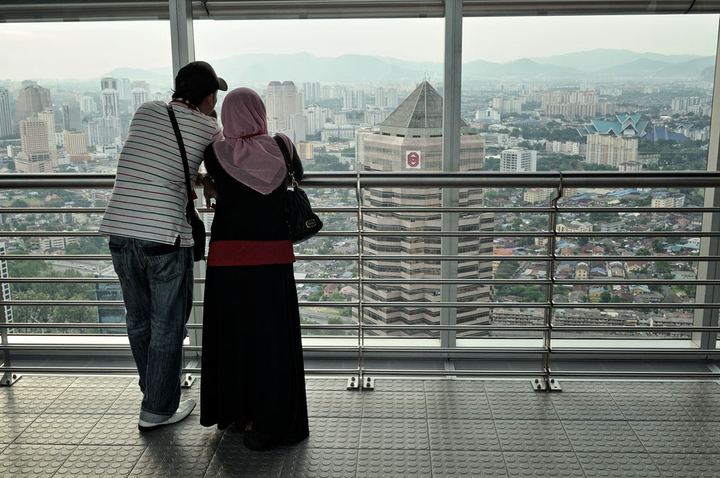 Couple qui observe la ville de Kuala Lumpur depuis les tours jumelles