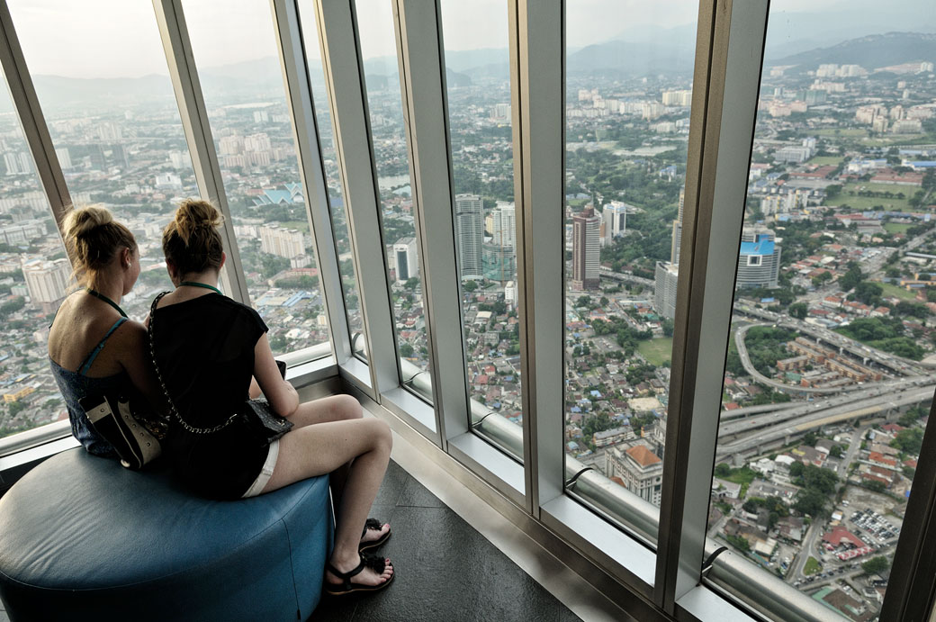 Deux jeunes femmes au 86e étage des tours jumelles à Kuala Lumpur