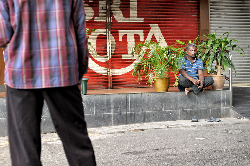 Deux hommes dans le quartier de Brickfields à Kuala Lumpur