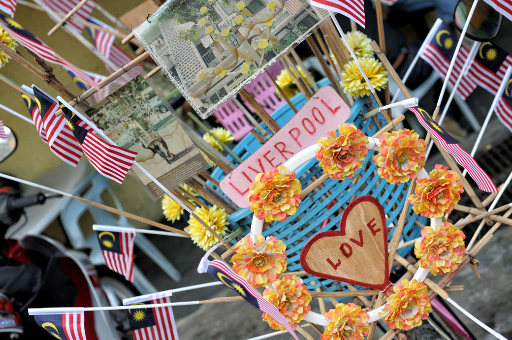 Vélo décoré de drapeaux et de fleurs à Kuala Lumpur