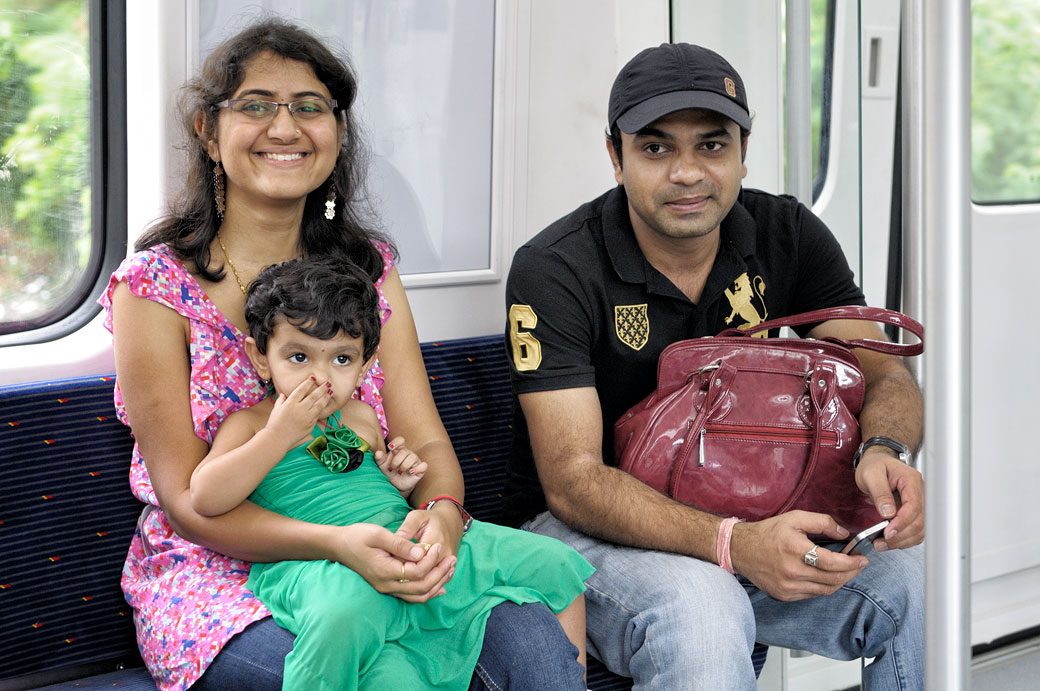 Famille qui se rend grottes de Batu en train, Malaisie