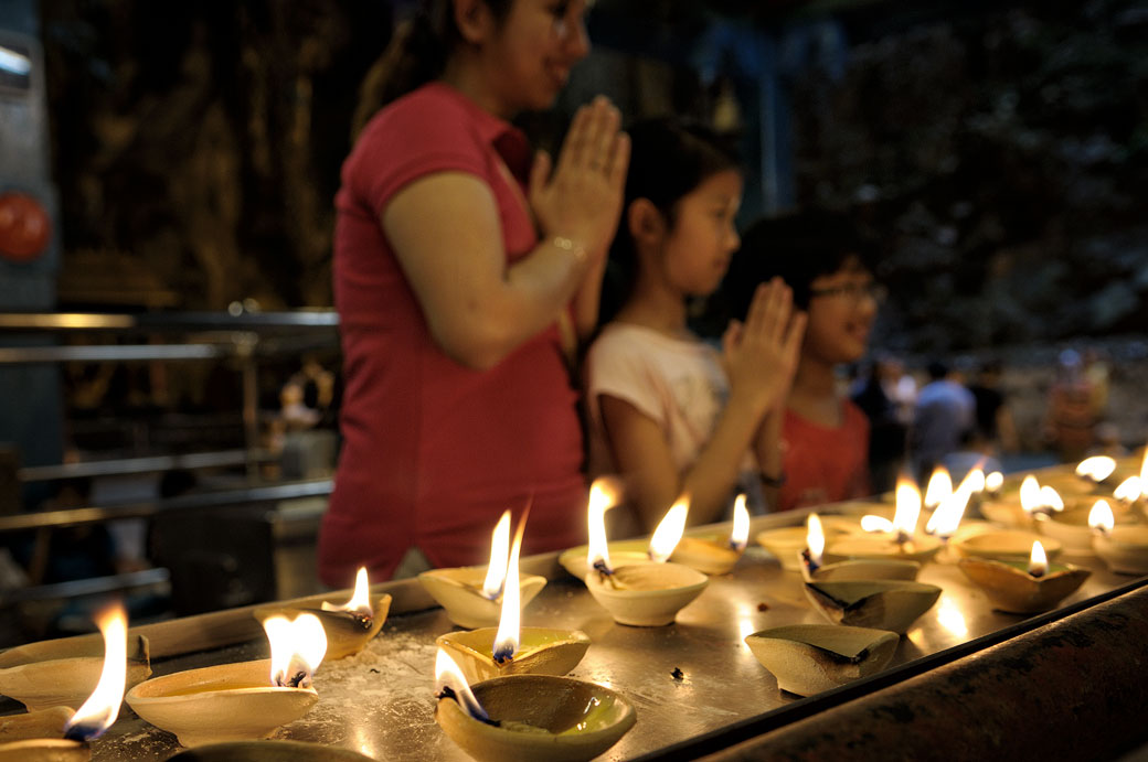Bougies et prières aux grottes de Batu à Kuala Lumpur
