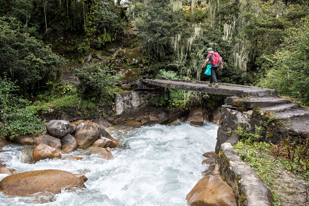 Pont sur une rivière en route pour Soi Thangthangkha, Bhoutan