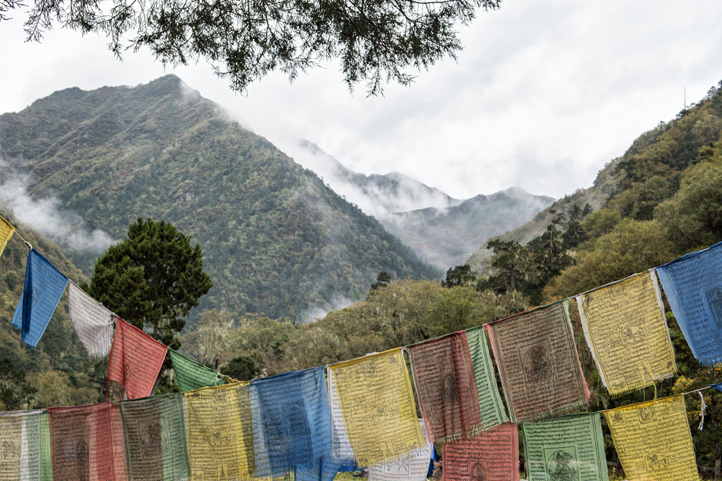 Drapeaux de prières au camp de Soi Thangthangkha, Bhoutan