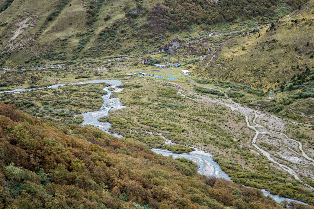 Rivière et camp de Jangothang, Bhoutan