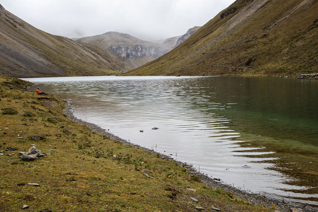 Jigme au bord de Tshophu Lake, Bhoutan